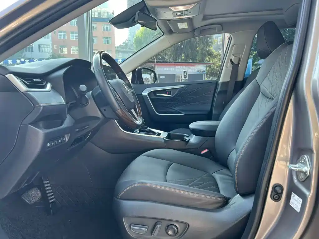 Toyota RAV4 — миниатюра 4