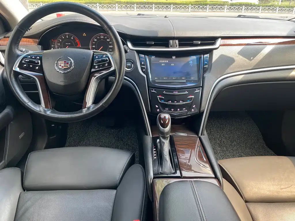Cadillac XTS 2013 28T Lead