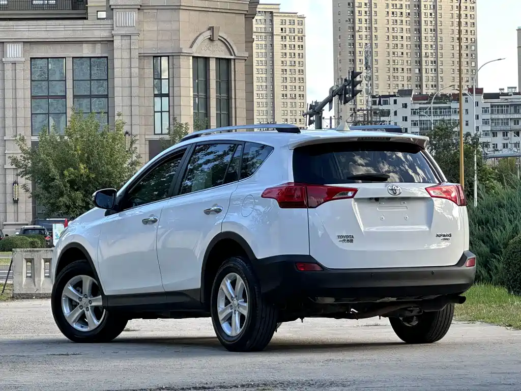 Toyota RAV4 — миниатюра 5