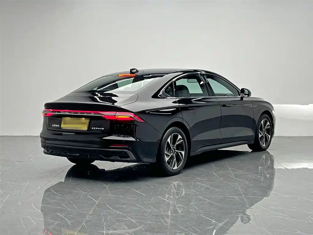 Lincoln Z 2022 i