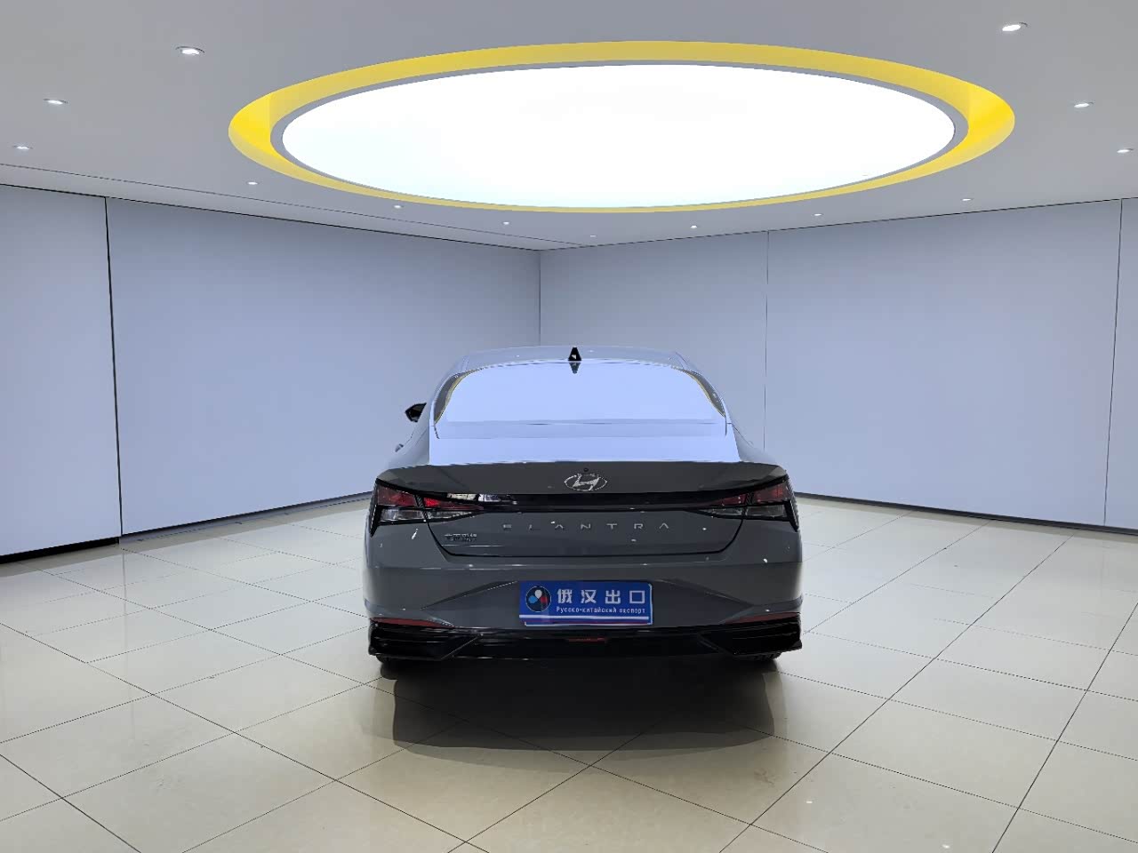 Hyundai Elantra 1.5 л 2023 г. Серебристо-серый, пробег 10000 км