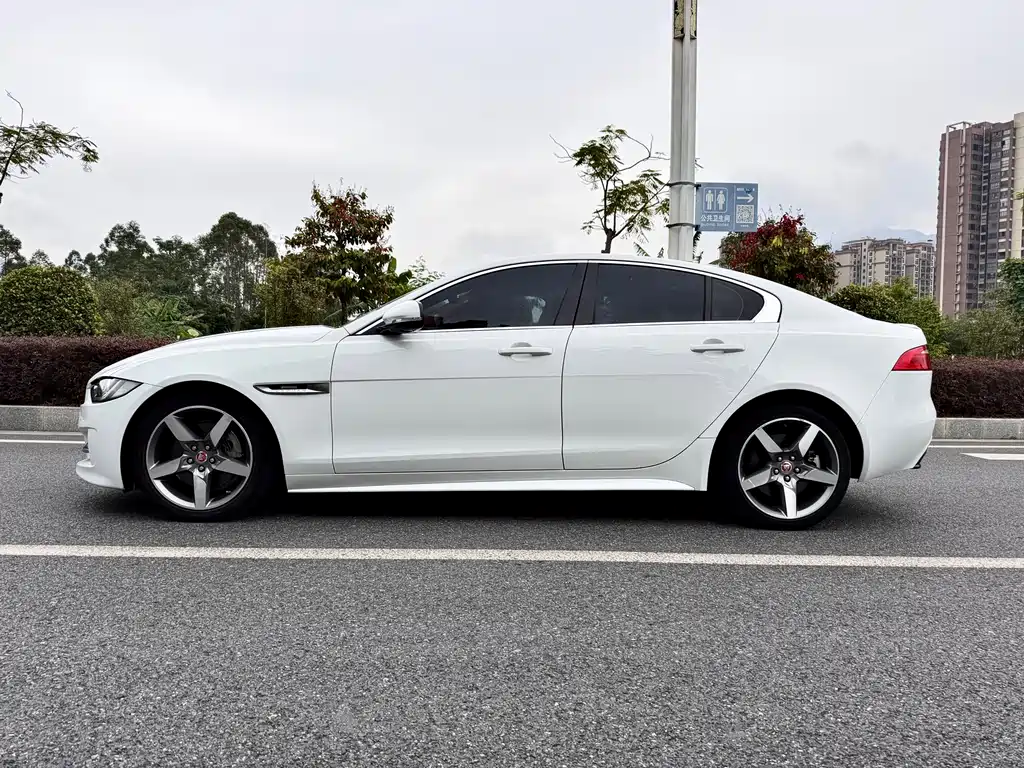 JAGUAR XE