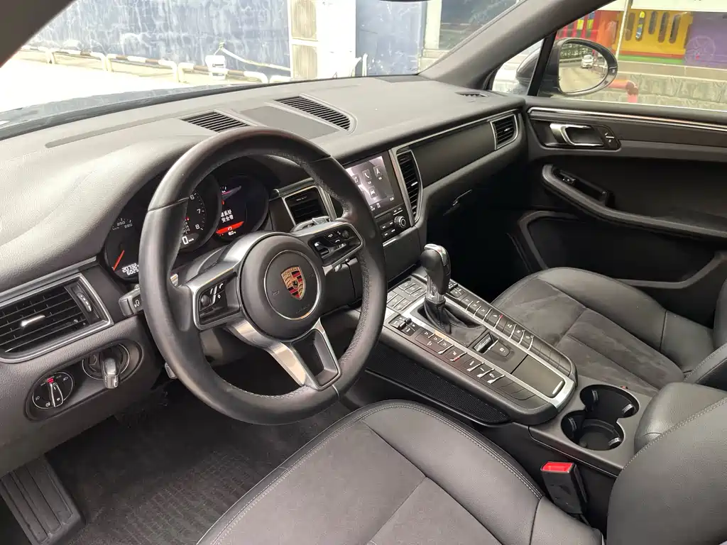 PORSCHE MACAN