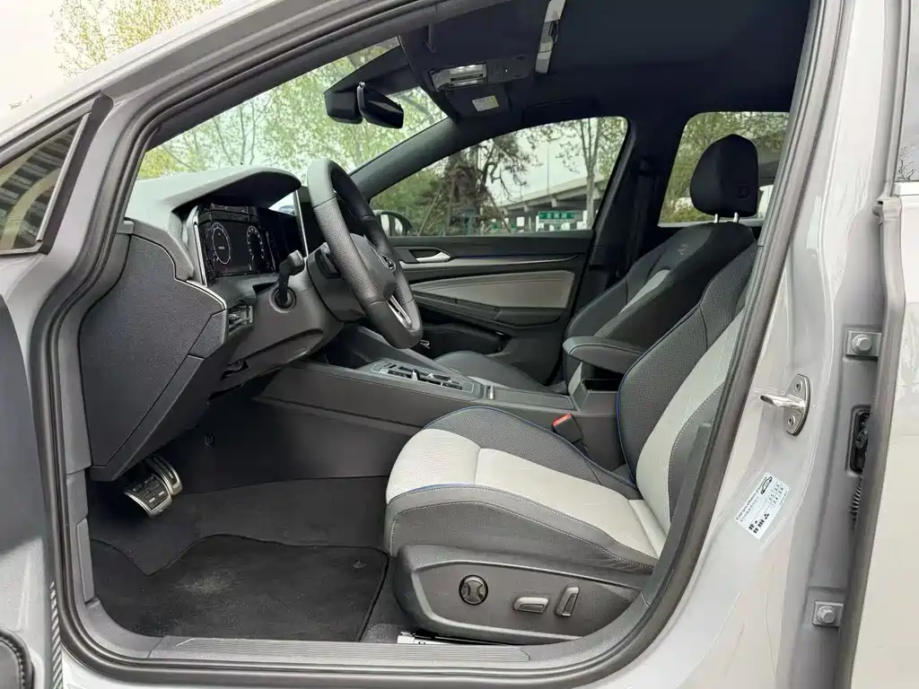Volkswagen Golf 2025 300TSI R-Line