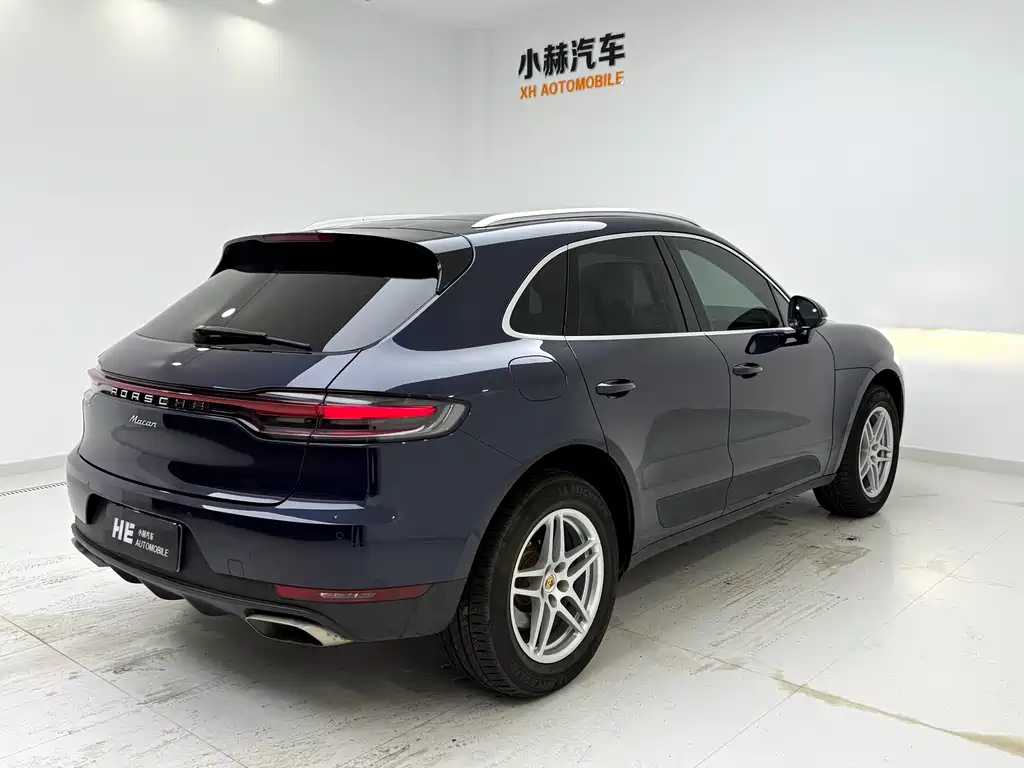 PORSCHE MACAN