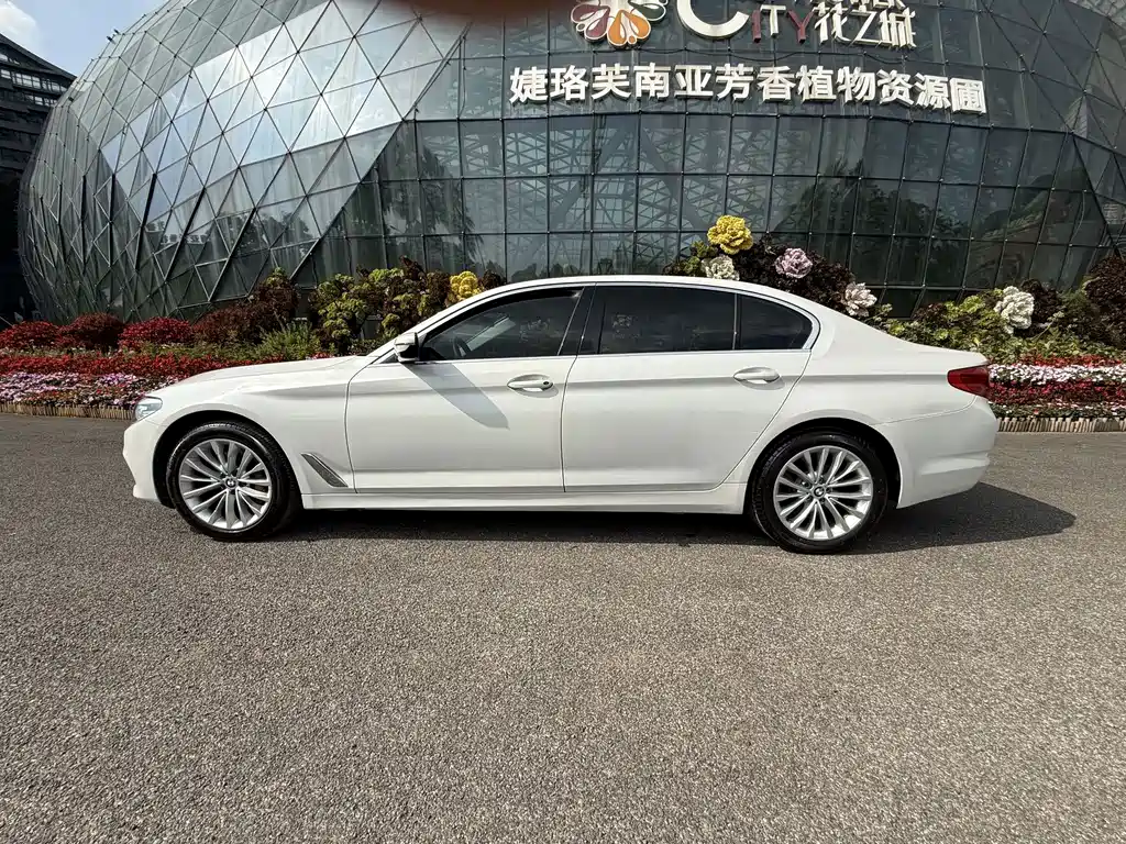 BMW 5 Series — миниатюра 4