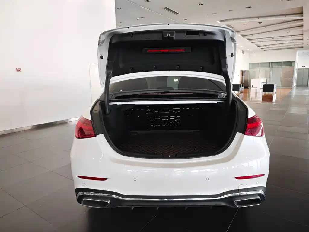 Mercedes-Benz C-Class — миниатюра 6