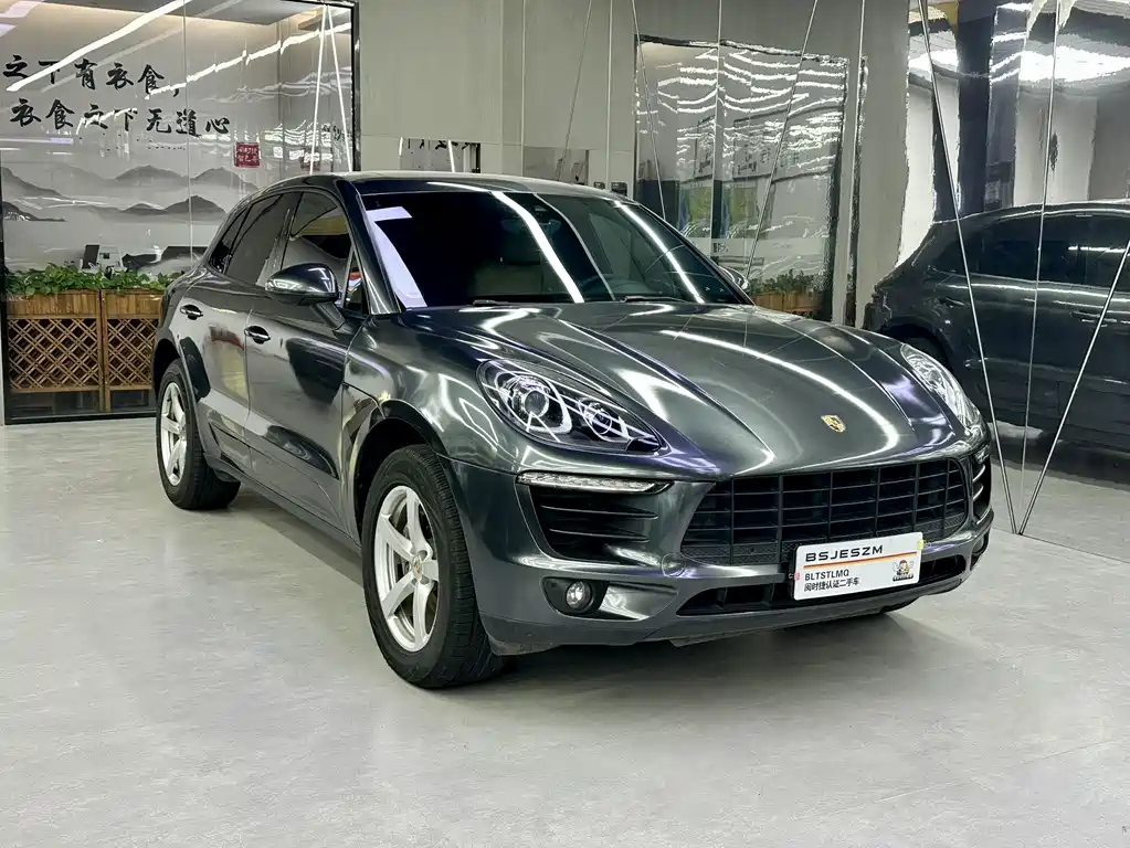 PORSCHE MACAN