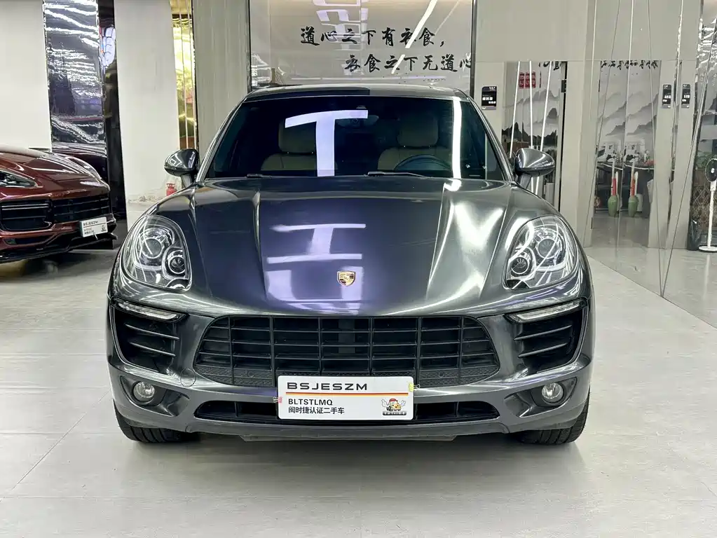 PORSCHE MACAN