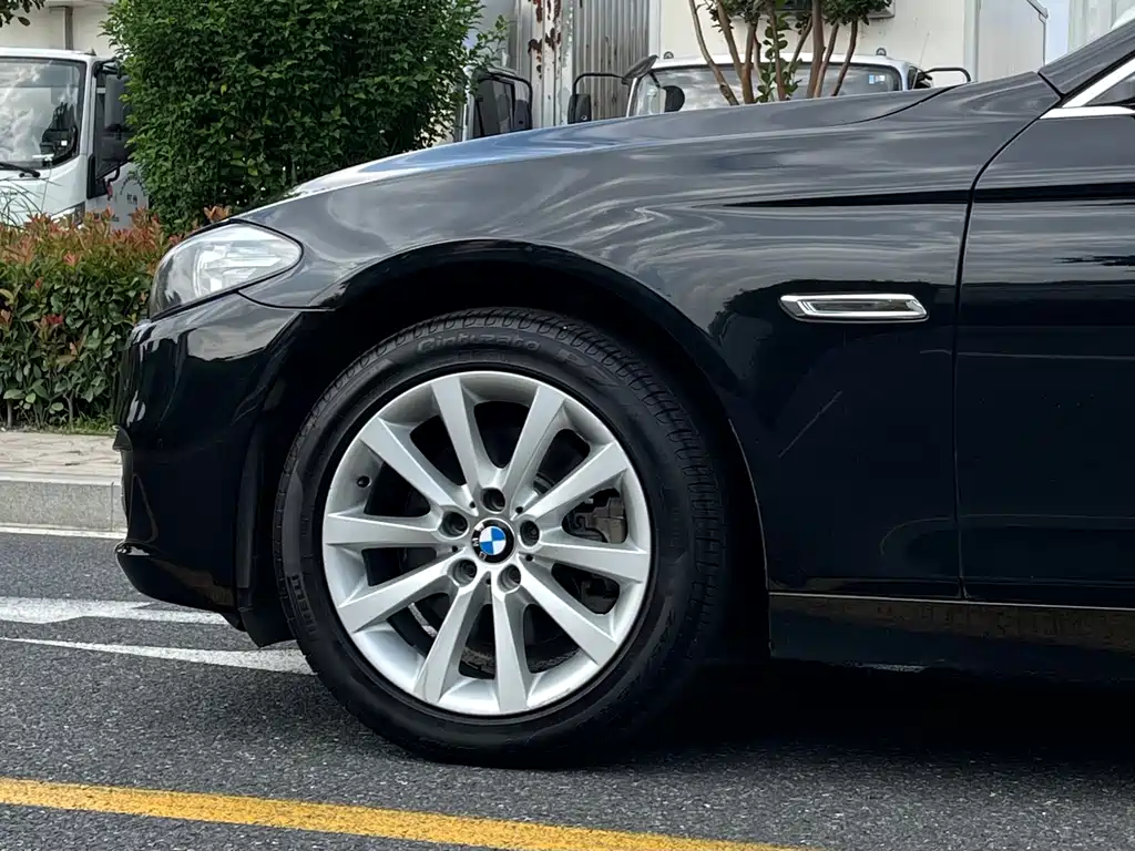 BMW 5 Series — миниатюра 8