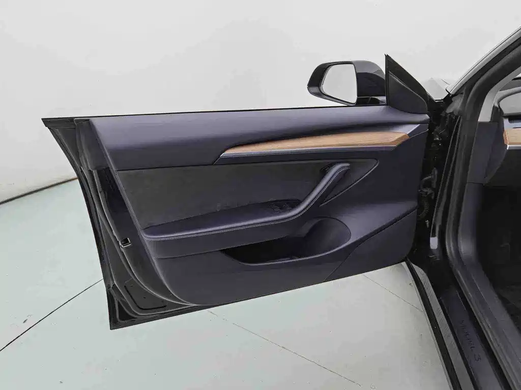 Tesla Model 3 — миниатюра 7