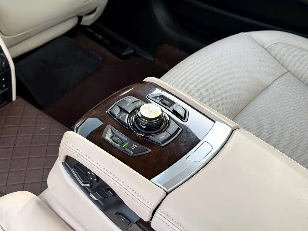 BMW 7 Series — миниатюра 9