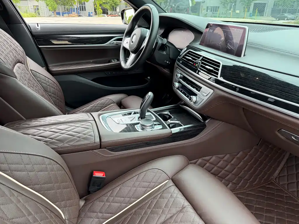 BMW 7 Series — миниатюра 14