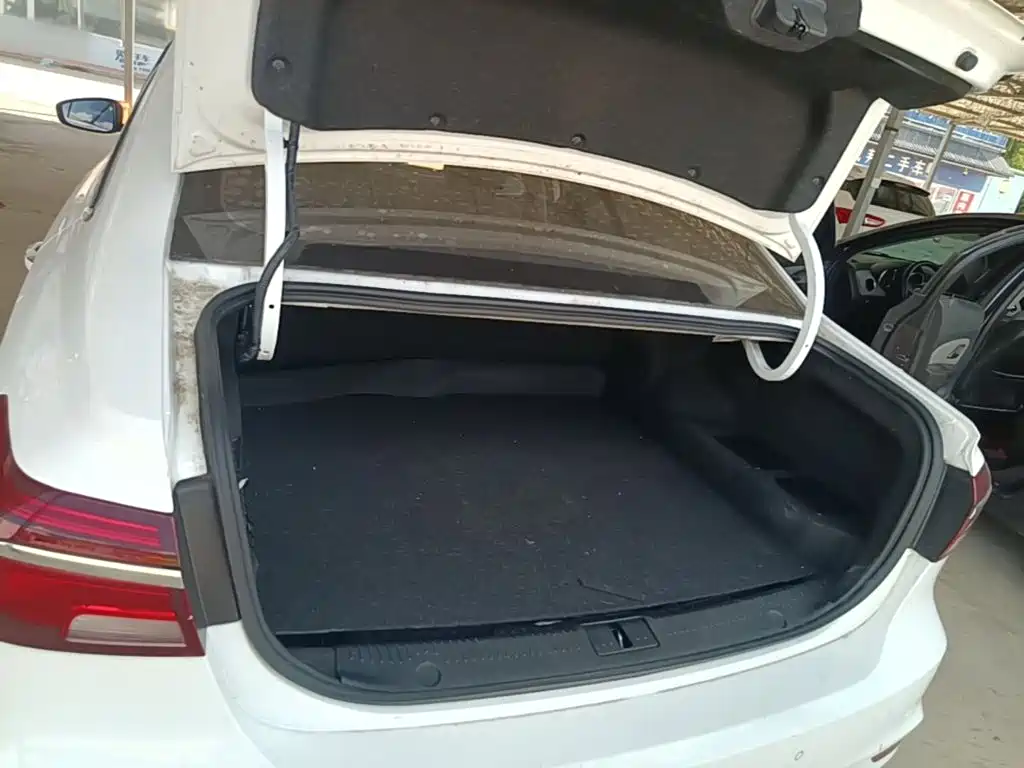 Roewe i6 New Energy — миниатюра 19