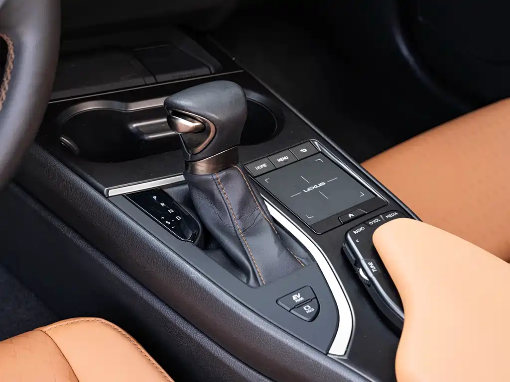Lexus UX — миниатюра 15