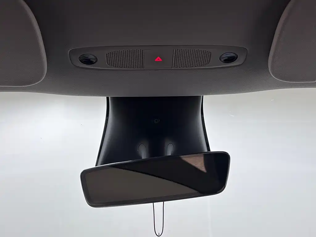 Tesla Model Y — миниатюра 22