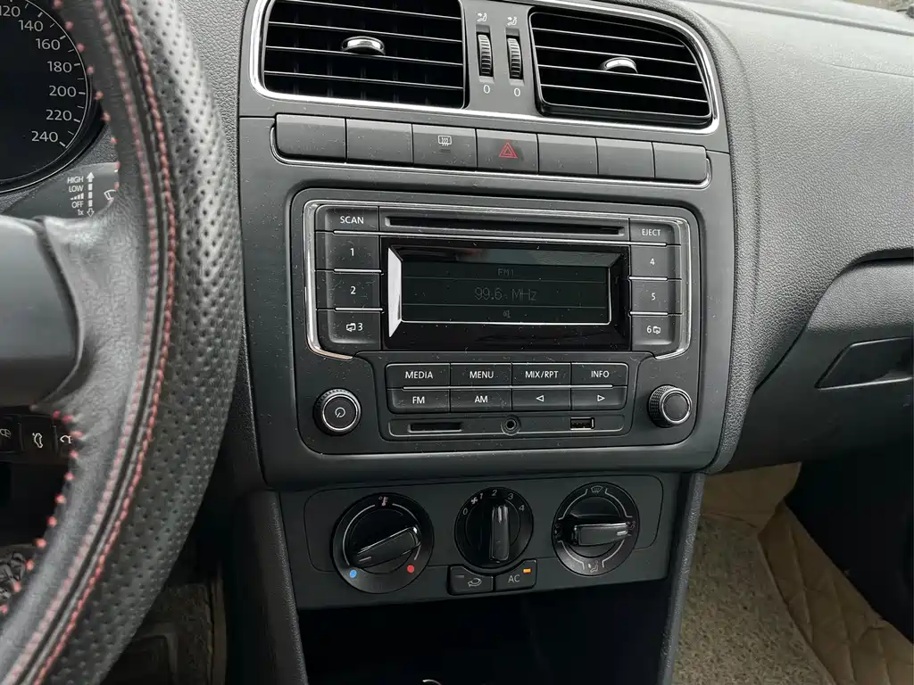 Volkswagen Polo 2013 1.4L AT Comfort