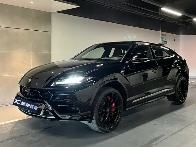 LAMBORGHINI URUS 2021