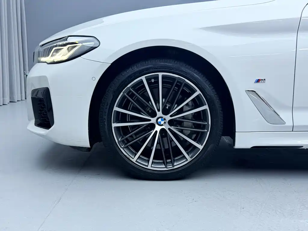 BMW 5 Series — миниатюра 9