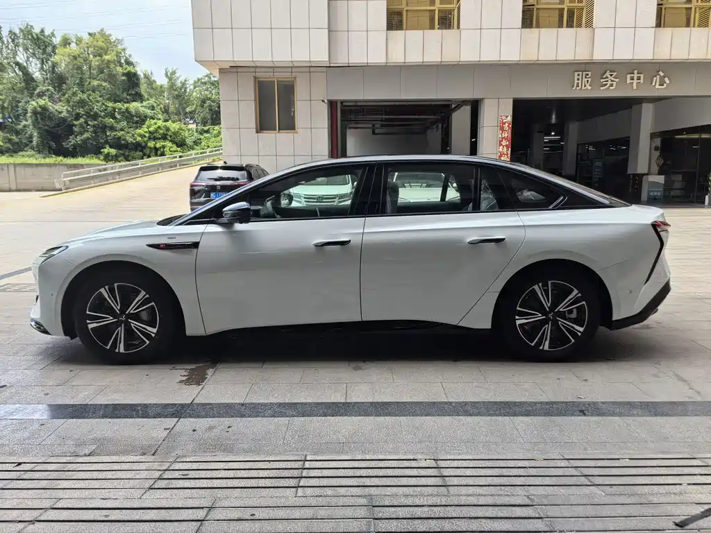 Hongqi EH7 2024 640 Pro+