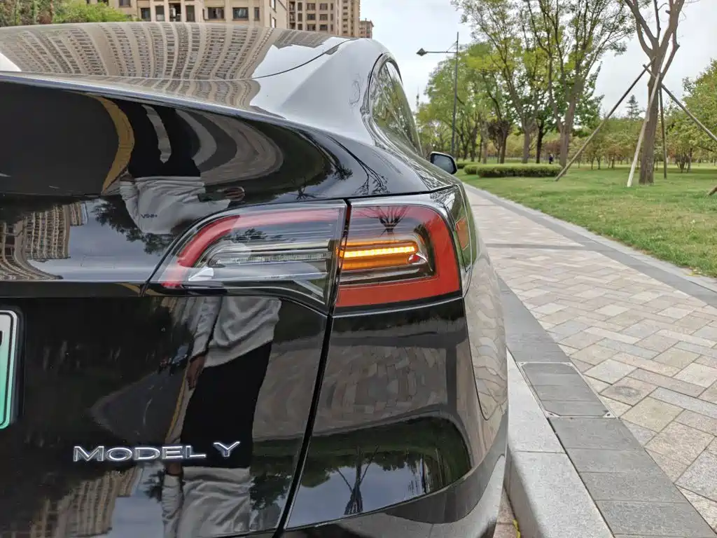 Tesla Model Y — миниатюра 8