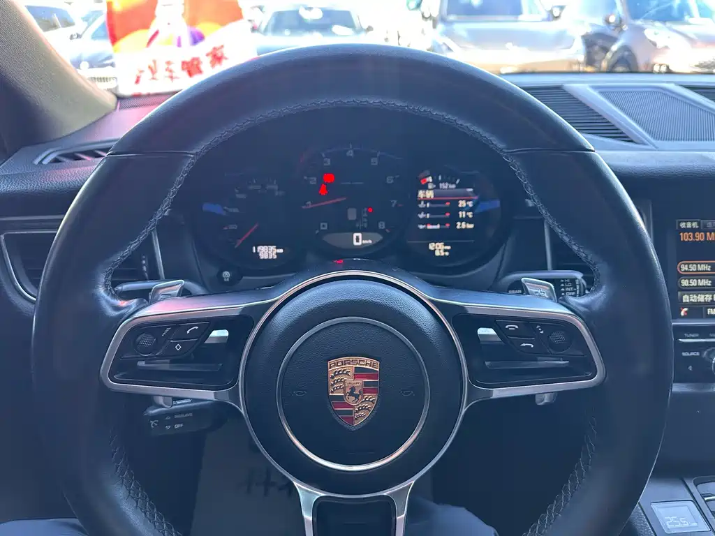 PORSCHE MACAN