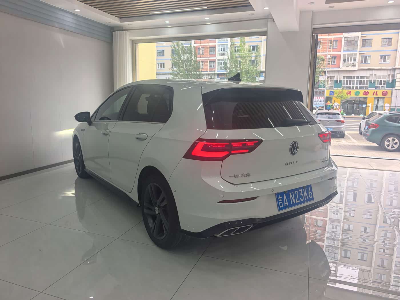 Volkswagen Golf 1.4 л 2023 г. Белый, пробег 22000 км