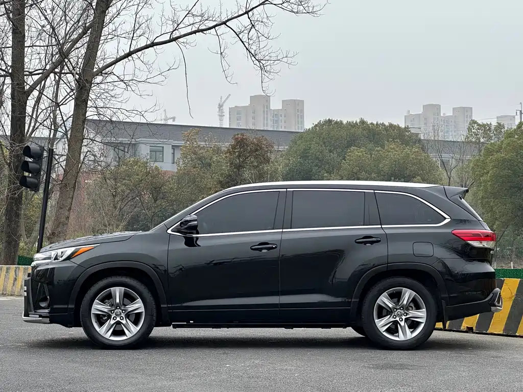 Toyota Highlander 2021 2.0T Luxury 7 мест