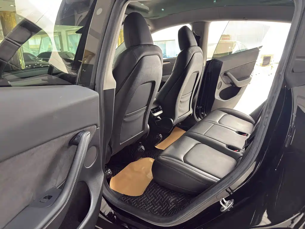 Tesla Model Y — миниатюра 10