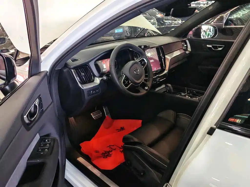 Volvo XC60 PHEV — миниатюра 8
