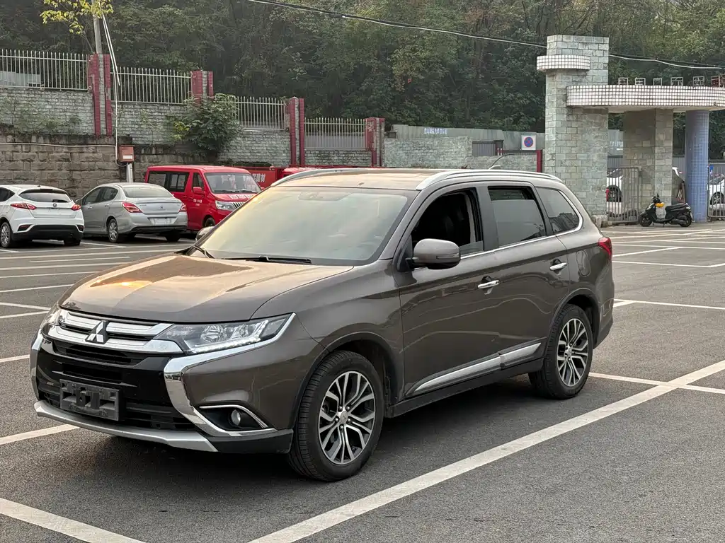 MITSUBISHI OUTLANDER