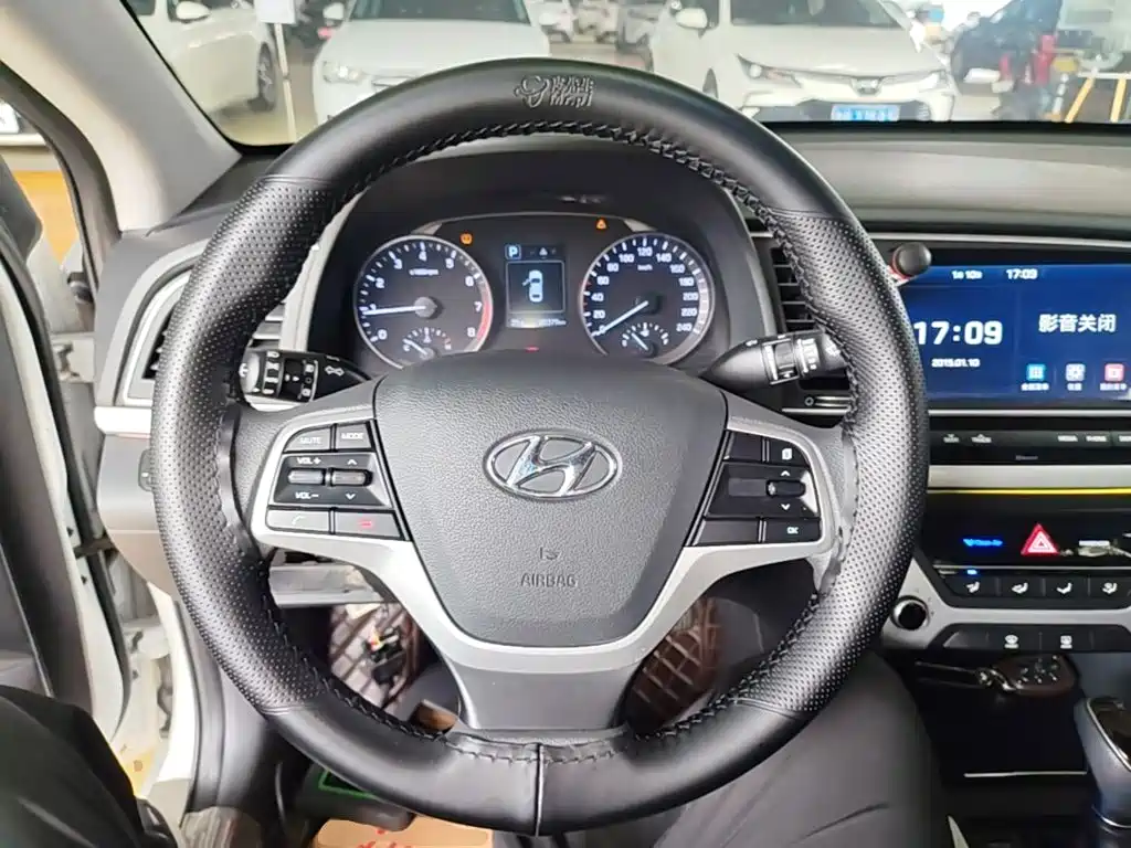 Hyundai Elantra — миниатюра 11