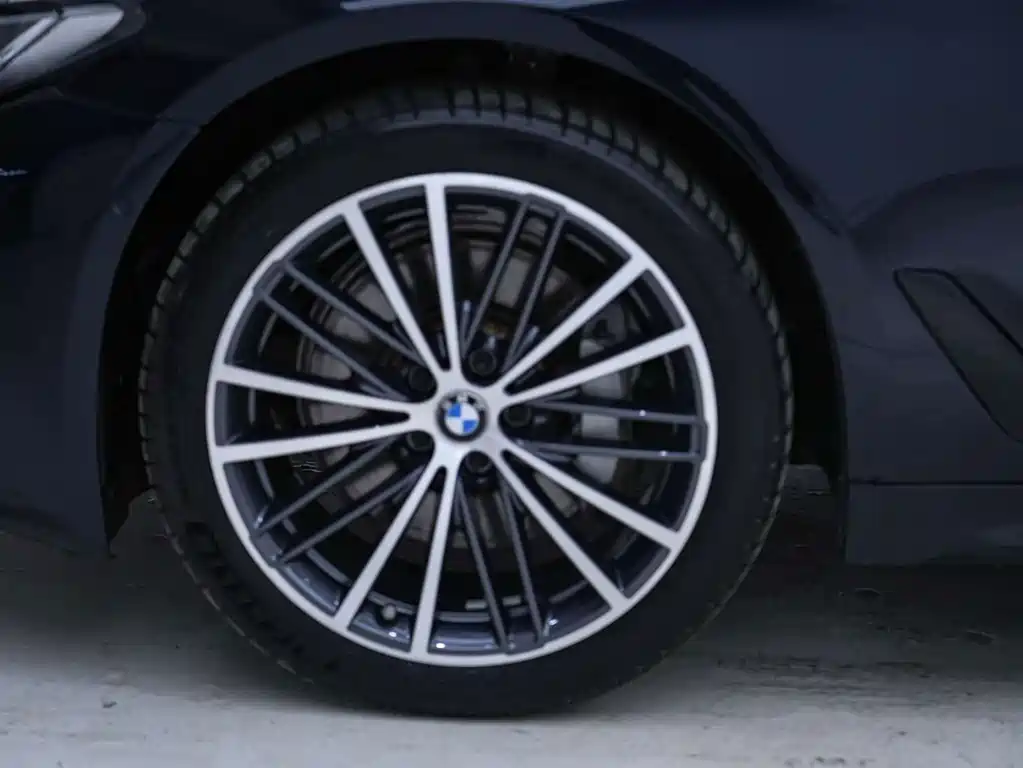 BMW 5 Series — миниатюра 9