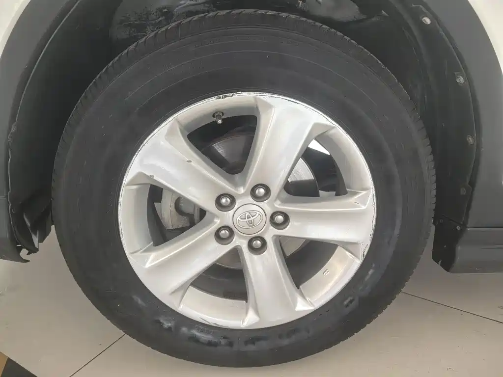 Toyota RAV4 — миниатюра 3