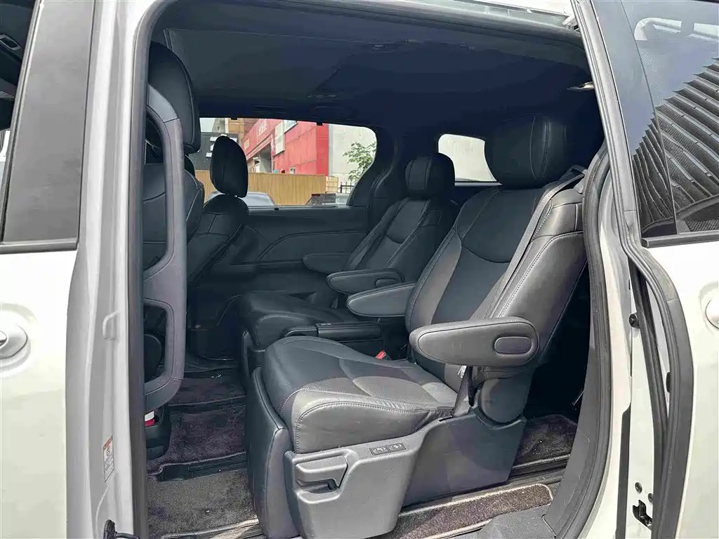 Toyota Sienna — миниатюра 10