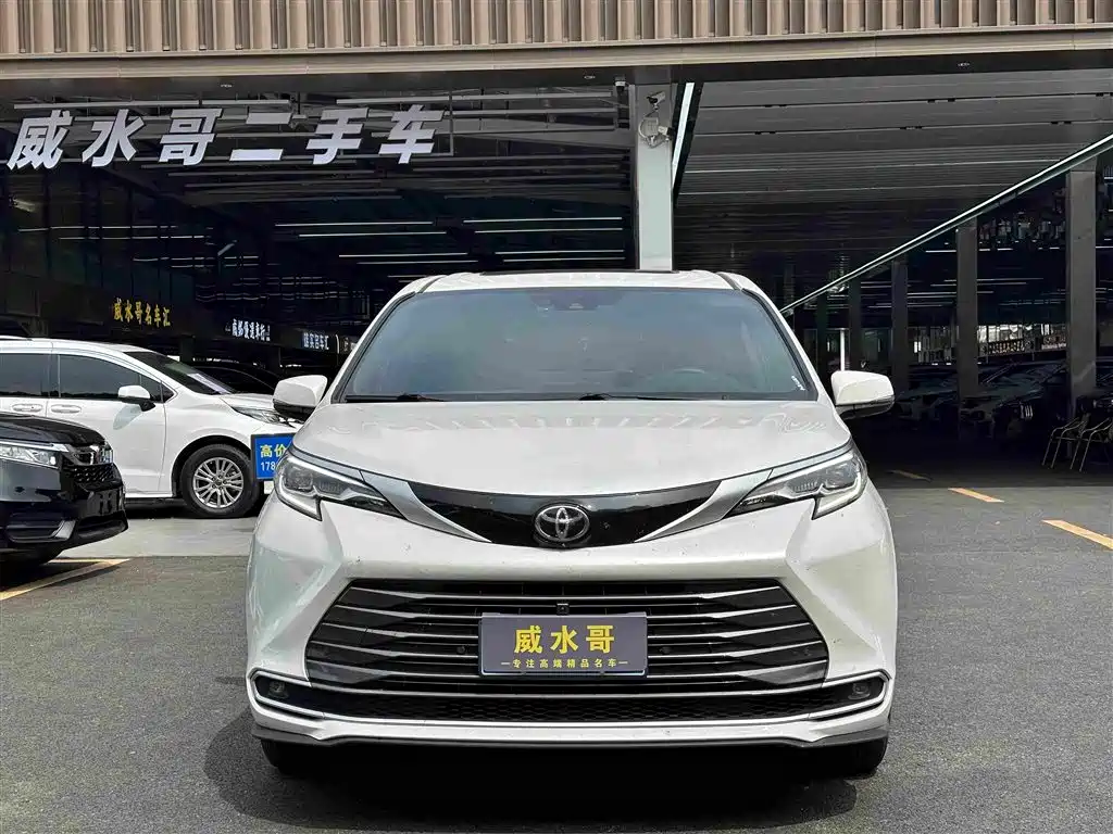 Toyota Sienna — миниатюра 2