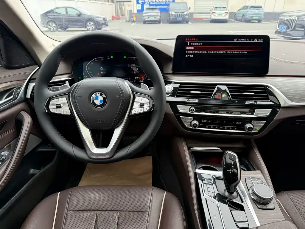 BMW 5 Series — миниатюра 9