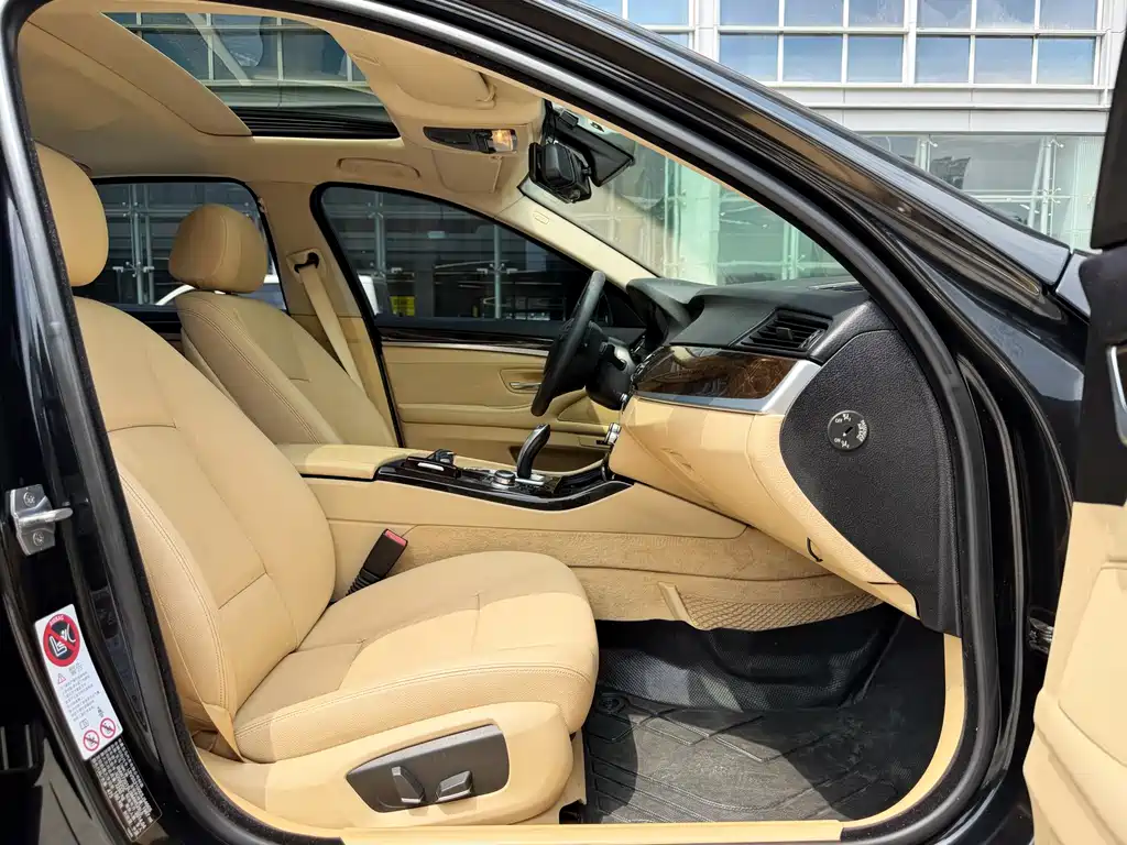 BMW 5 Series — миниатюра 7