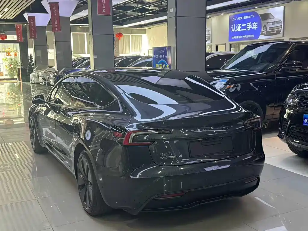 Tesla Model Y — миниатюра 9