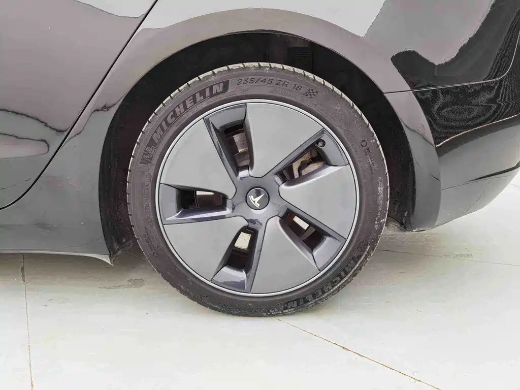 Tesla Model 3 — миниатюра 9