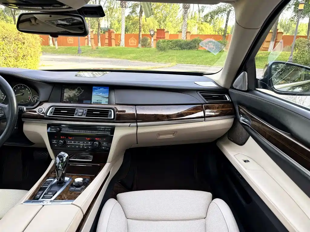 BMW 7 Series — миниатюра 13