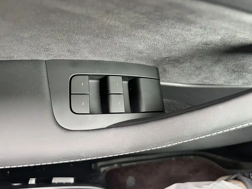 Tesla Model Y — миниатюра 20