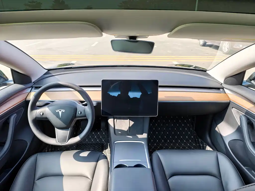 Tesla Model 3 — миниатюра 7