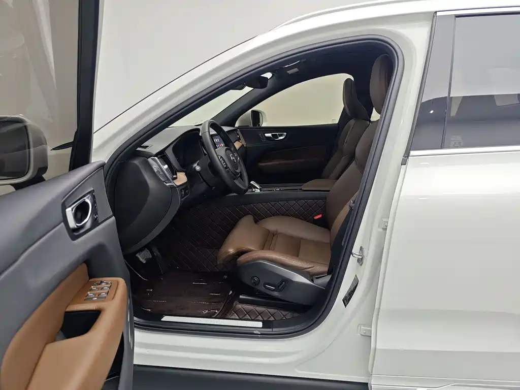 Volvo XC60 2022 B5 Luxury