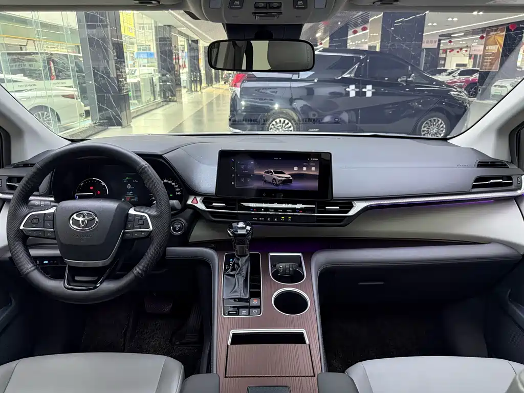 Toyota Granvia — миниатюра 8