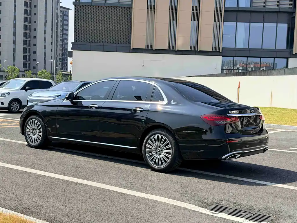 Mercedes-Benz E-Class — миниатюра 9