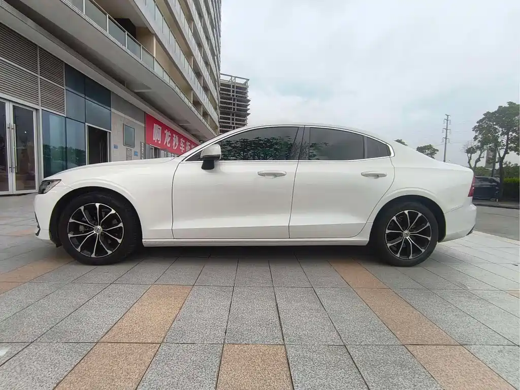 Volvo S60 2022 B4 Luxury