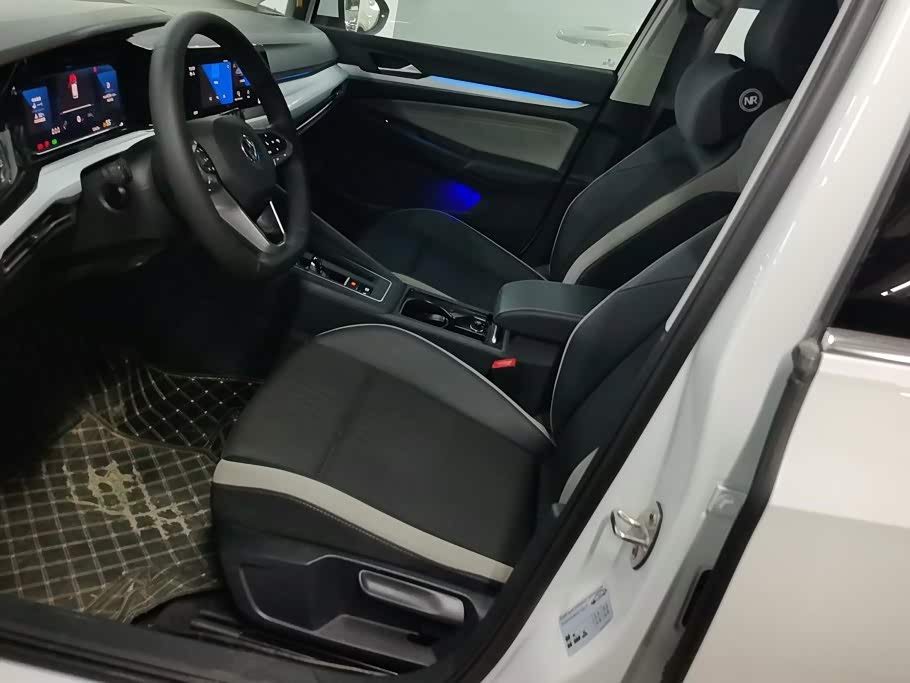 Volkswagen Golf 1.4 л 2024 г. Белый, пробег 12500 км
