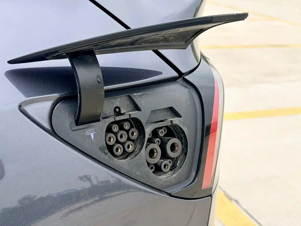Tesla Model Y — миниатюра 18