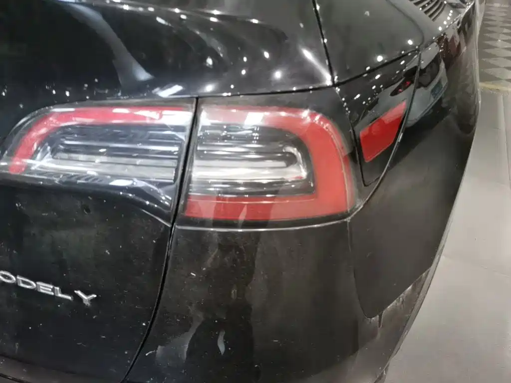 Tesla Model Y — миниатюра 8